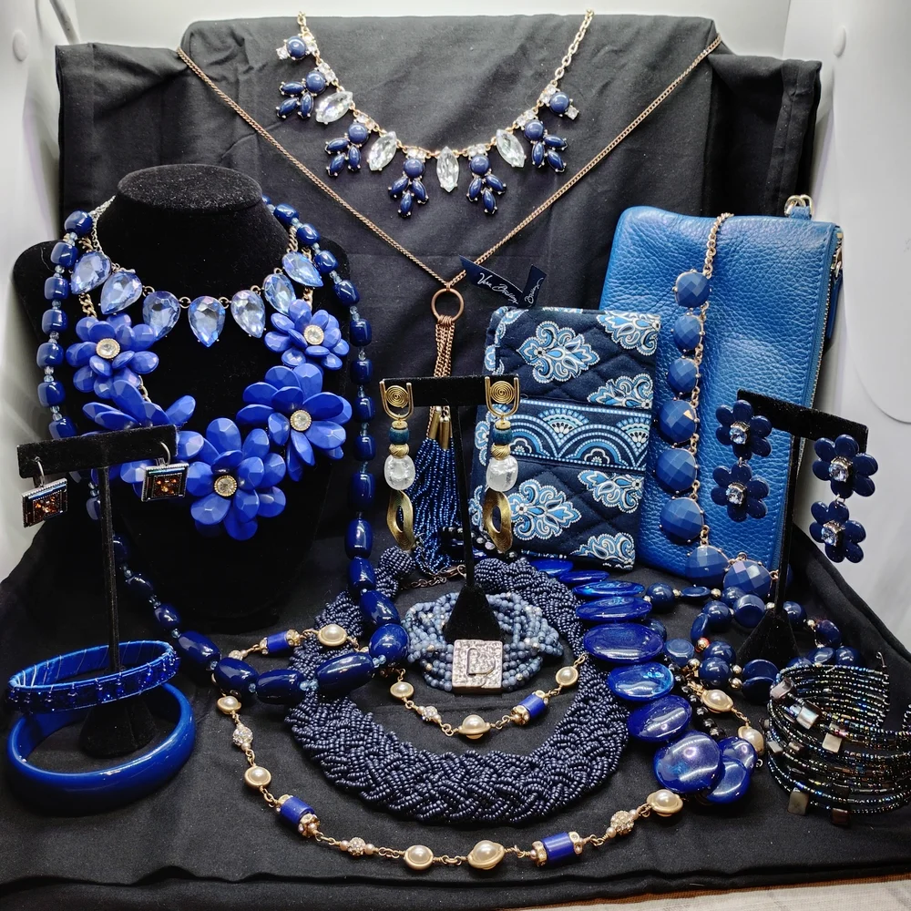 Elegant Blue Necklace Set - Picture 1 of 13